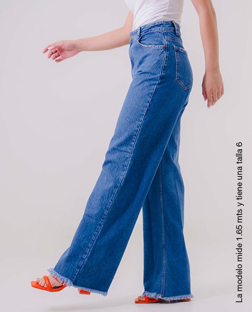 Jean Straight Rigido Con Bolsillos