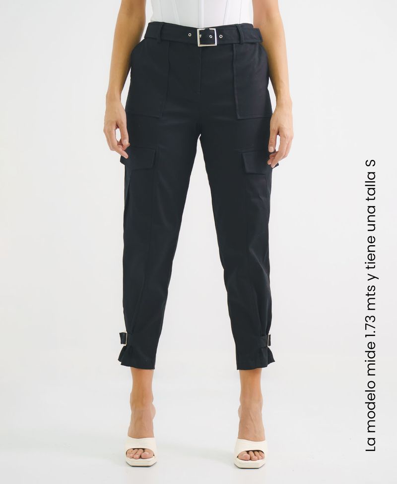 Pantalon negro tipo cargo con correa