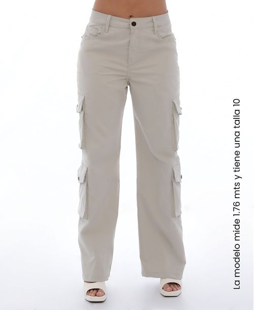 Pantalón cargo beige con bolsillos laterales
