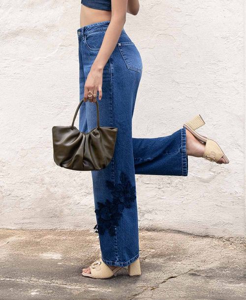 Jean Straight con aplique bordado floral