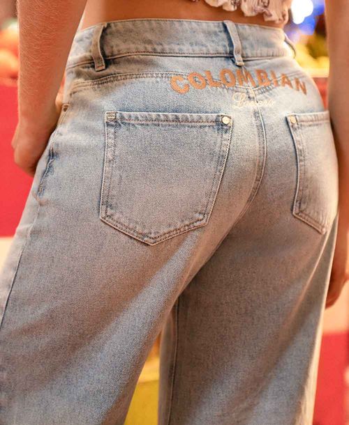 Jean Straight claro con detalle bordado